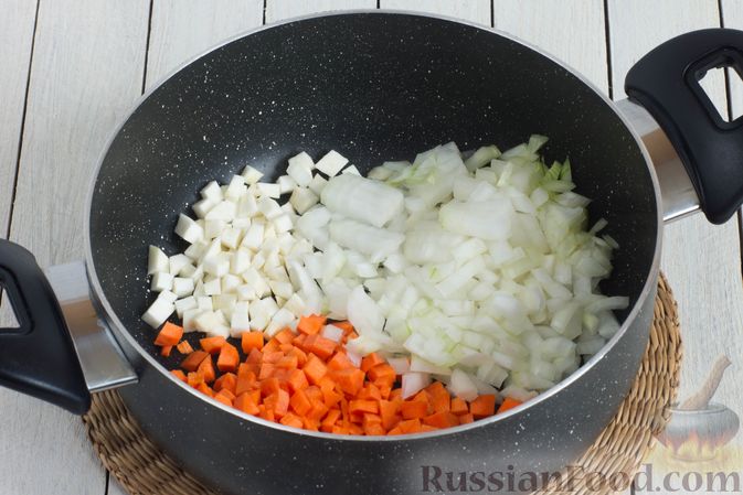 Фото приготовления рецепта: Капустный суп с клецками - шаг №2