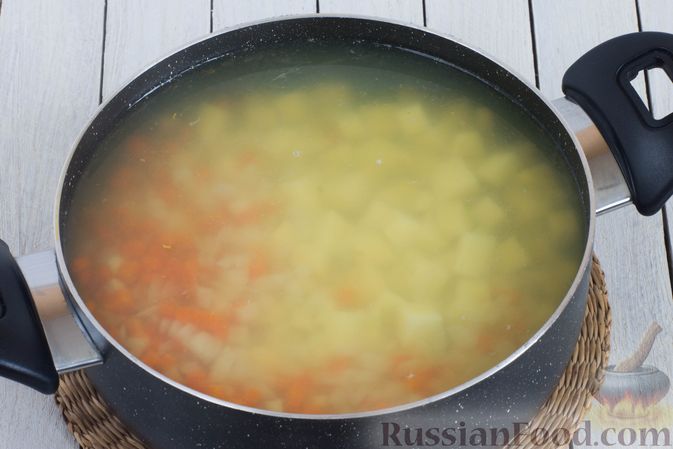 Фото приготовления рецепта: Капустный суп с клецками - шаг №4