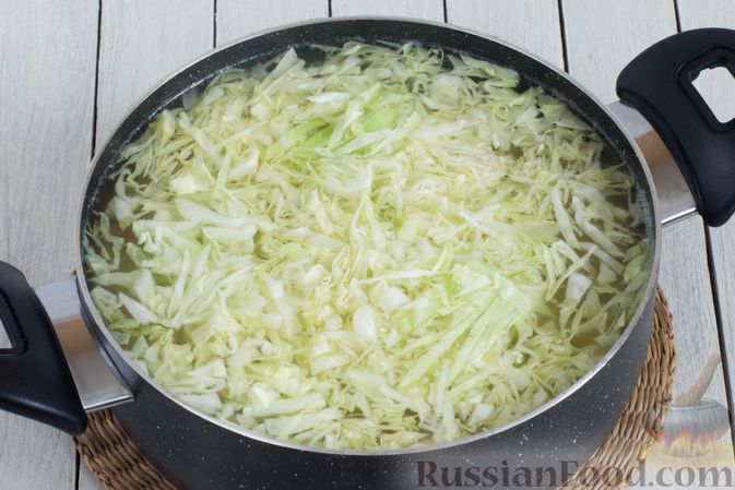 Фото приготовления рецепта: Капустный суп с клецками - шаг №5