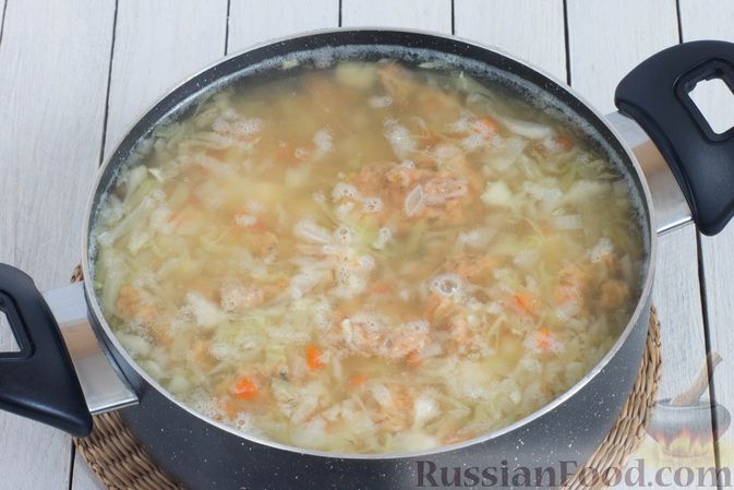 Фото приготовления рецепта: Капустный суп с клецками - шаг №8