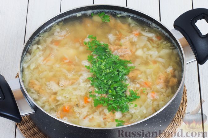 Фото приготовления рецепта: Капустный суп с клецками - шаг №9