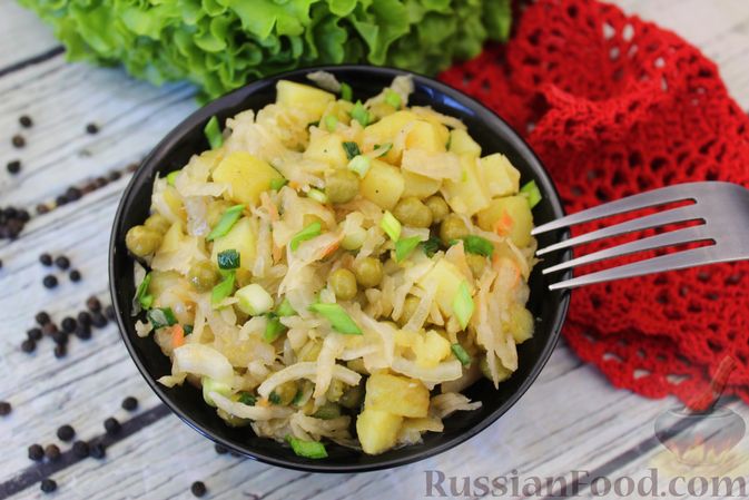 Фото приготовления рецепта: Салат из квашеной капусты, зеленого горошка и картофеля - шаг №10