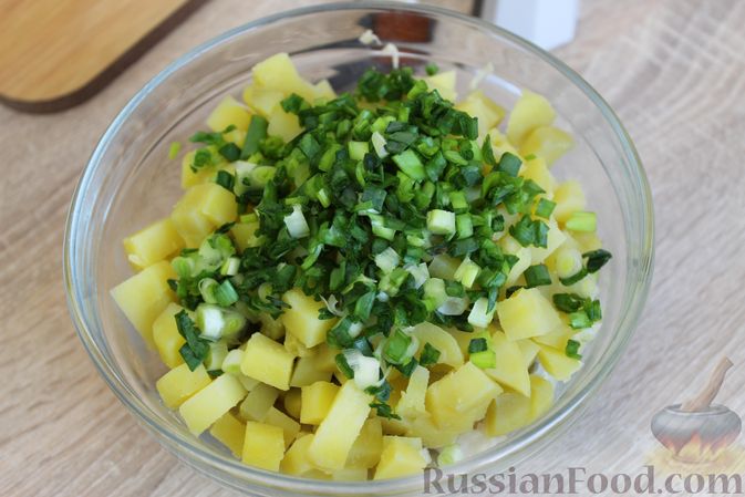 Фото приготовления рецепта: Салат из квашеной капусты, зеленого горошка и картофеля - шаг №7