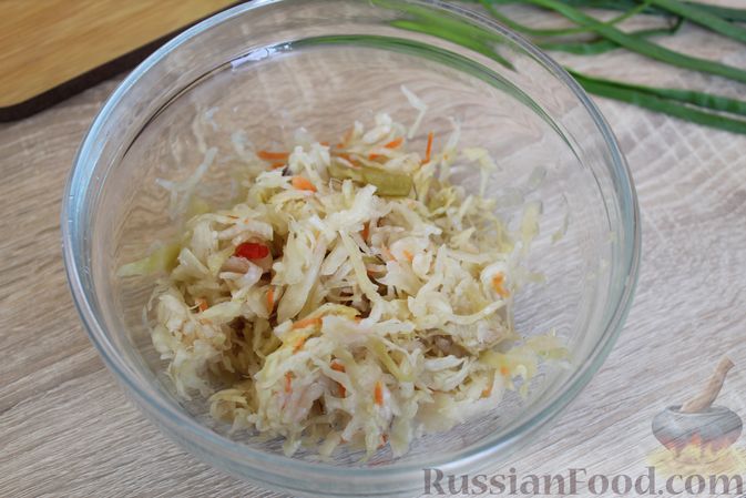 Фото приготовления рецепта: Салат из квашеной капусты, зеленого горошка и картофеля - шаг №3