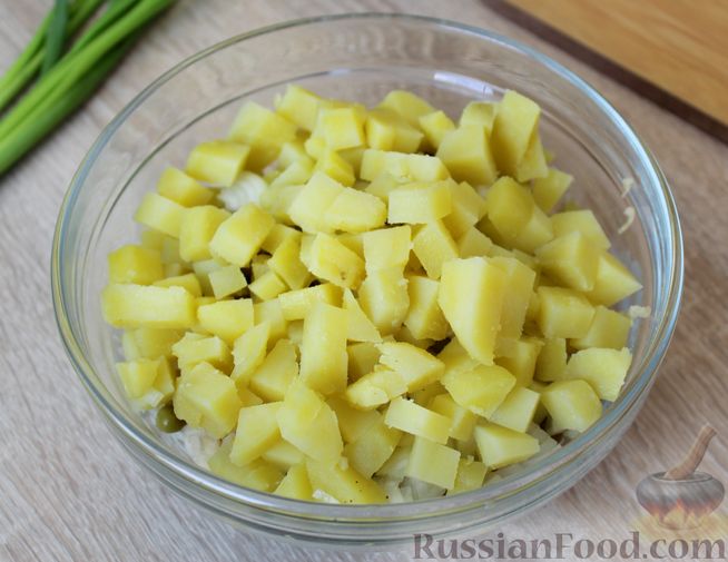 Фото приготовления рецепта: Салат из квашеной капусты, зеленого горошка и картофеля - шаг №6