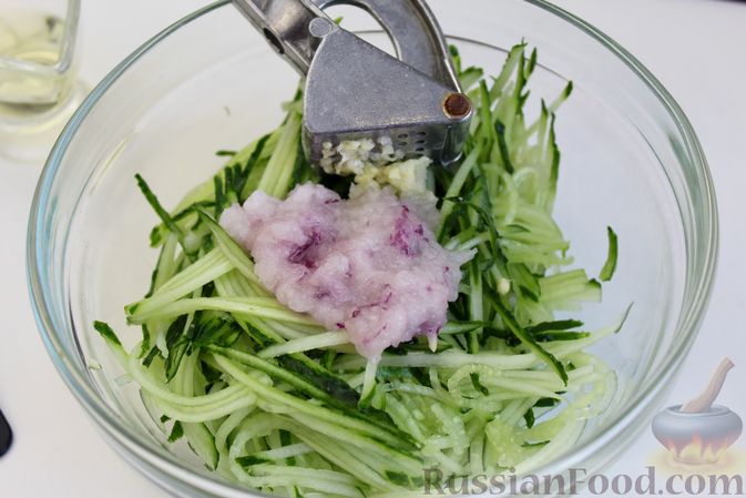 Фото приготовления рецепта: Огуречная «лапша» в пикантном соусе, с кунжутом - шаг №4