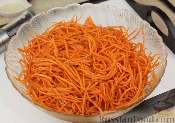 Фото приготовления рецепта: Морковь по-корейски с соевым соусом и кунжутом - шаг №8