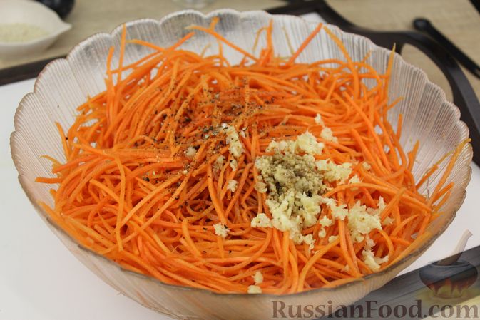 Фото приготовления рецепта: Морковь по-корейски с соевым соусом и кунжутом - шаг №7