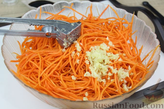 Фото приготовления рецепта: Морковь по-корейски с соевым соусом и кунжутом - шаг №6