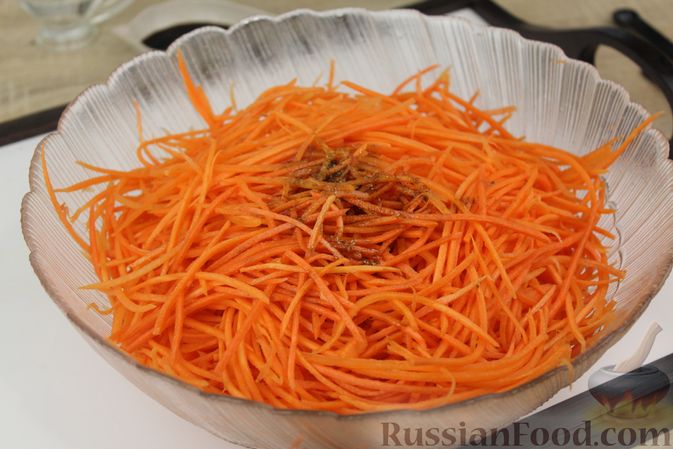 Фото приготовления рецепта: Морковь по-корейски с соевым соусом и кунжутом - шаг №5