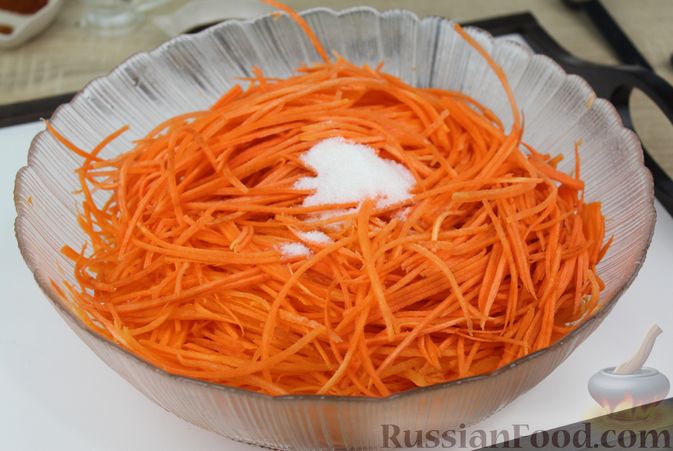 Фото приготовления рецепта: Морковь по-корейски с соевым соусом и кунжутом - шаг №3