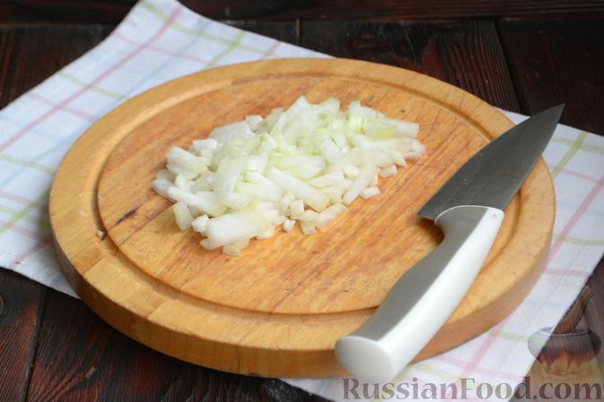 Фото приготовления рецепта: Тушеная капуста с грибами и курицей, в томатном соусе - шаг №3