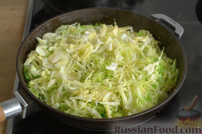 Фото приготовления рецепта: Тушеная капуста с грибами и курицей, в томатном соусе - шаг №6