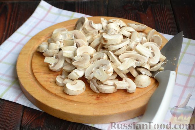 Фото приготовления рецепта: Тушеная капуста с грибами и курицей, в томатном соусе - шаг №7