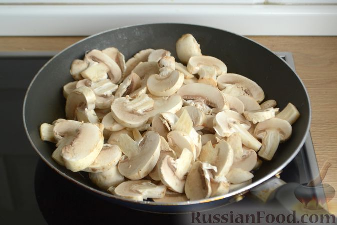 Фото приготовления рецепта: Тушеная капуста с грибами и курицей, в томатном соусе - шаг №8
