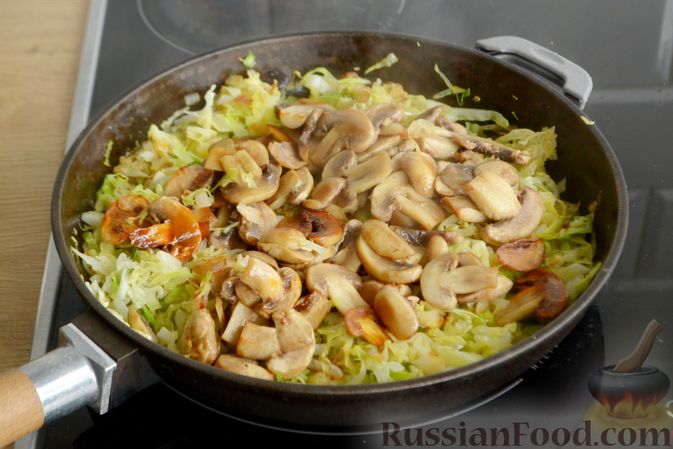 Фото приготовления рецепта: Тушеная капуста с грибами и курицей, в томатном соусе - шаг №9