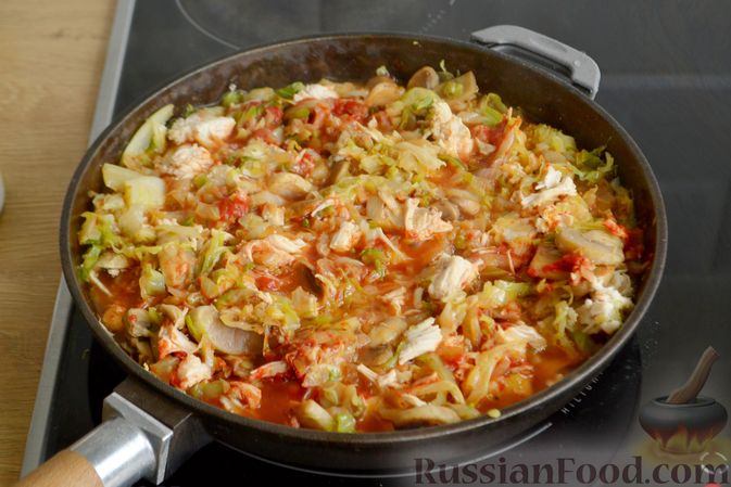Фото приготовления рецепта: Тушеная капуста с грибами и курицей, в томатном соусе - шаг №13