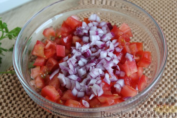 Фото приготовления рецепта: Салат из помидоров, яиц и лука - шаг №4
