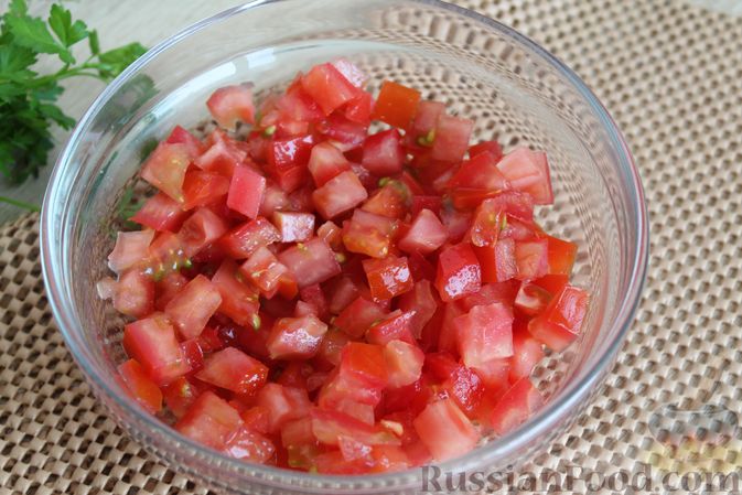 Фото приготовления рецепта: Салат из помидоров, яиц и лука - шаг №3