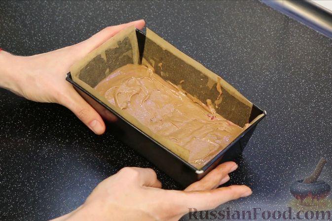 Фото приготовления рецепта: Шоколадный кекс "Чёрный лес" с вишней, ганашем из белого шоколада и глазурью - шаг №9