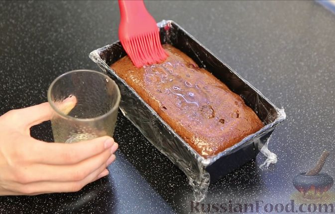 Фото приготовления рецепта: Шоколадный кекс "Чёрный лес" с вишней, ганашем из белого шоколада и глазурью - шаг №27