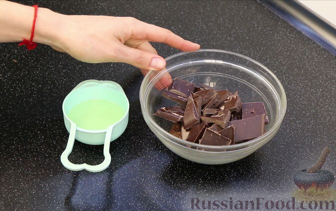 Фото приготовления рецепта: Шоколадный кекс "Чёрный лес" с вишней, ганашем из белого шоколада и глазурью - шаг №29