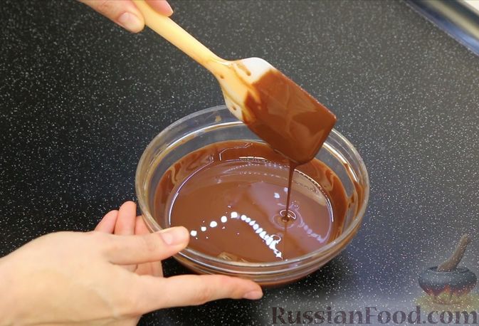 Фото приготовления рецепта: Шоколадный кекс "Чёрный лес" с вишней, ганашем из белого шоколада и глазурью - шаг №30