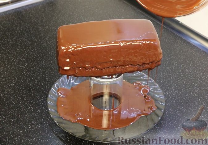 Фото приготовления рецепта: Шоколадный кекс "Чёрный лес" с вишней, ганашем из белого шоколада и глазурью - шаг №32
