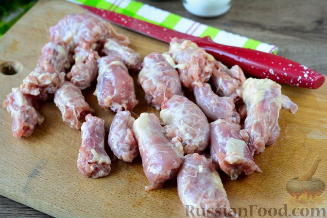 Фото приготовления рецепта: Картошка, тушенная с куриными шейками - шаг №2