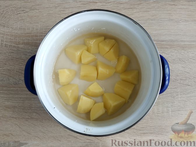 Фото приготовления рецепта: Дрожжевые булочки из картофельного теста - шаг №2
