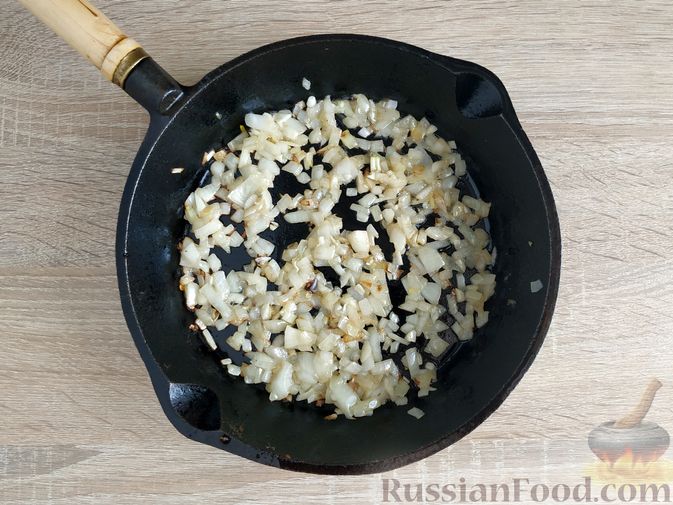 Фото приготовления рецепта: Запеканка из мясного фарша, с рисом и помидорами - шаг №4