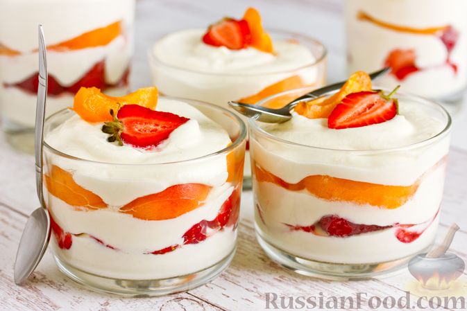 Фото к рецепту: Творожный десерт с клубникой и абрикосами