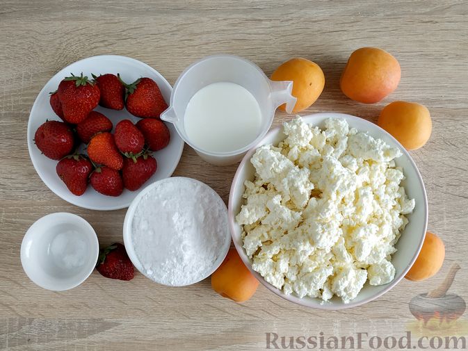 Фото приготовления рецепта: Творожный десерт с клубникой и абрикосами - шаг №1