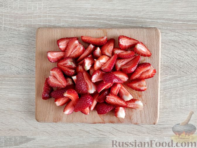 Фото приготовления рецепта: Творожный десерт с клубникой и абрикосами - шаг №5
