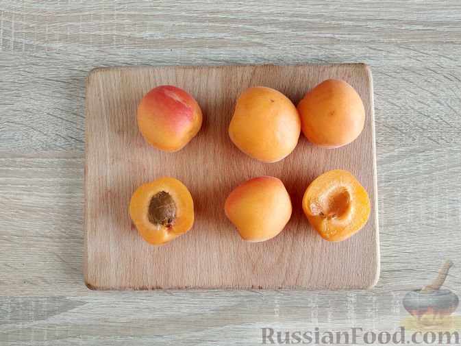 Фото приготовления рецепта: Творожный десерт с клубникой и абрикосами - шаг №6
