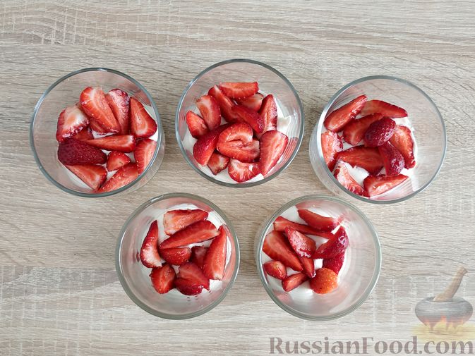 Фото приготовления рецепта: Творожный десерт с клубникой и абрикосами - шаг №10