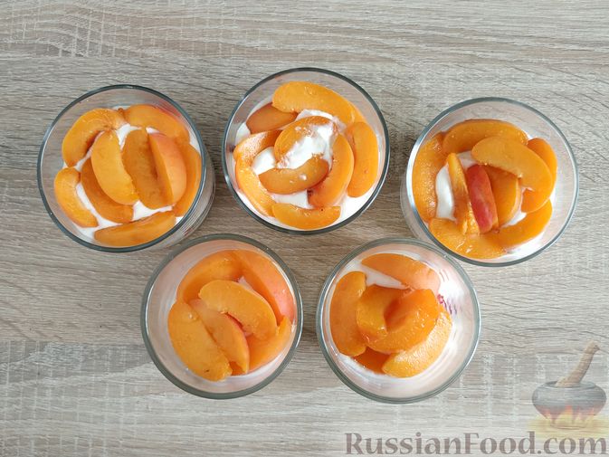 Фото приготовления рецепта: Творожный десерт с клубникой и абрикосами - шаг №12