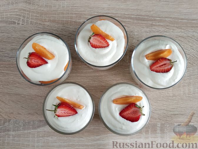 Фото приготовления рецепта: Творожный десерт с клубникой и абрикосами - шаг №14