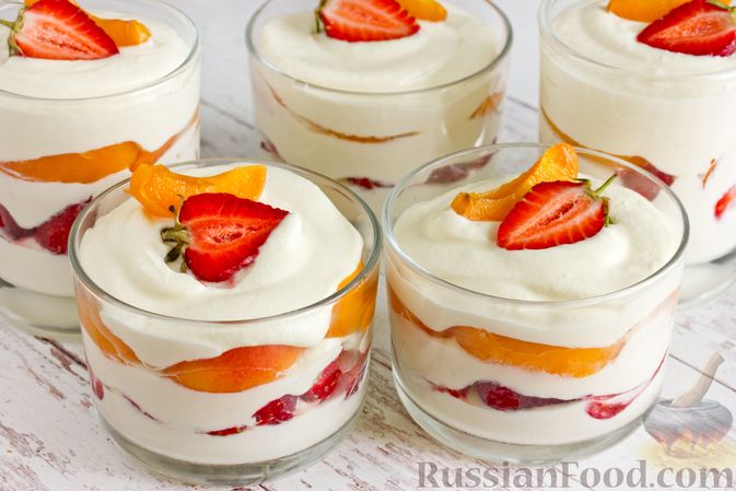 Фото приготовления рецепта: Творожный десерт с клубникой и абрикосами - шаг №15