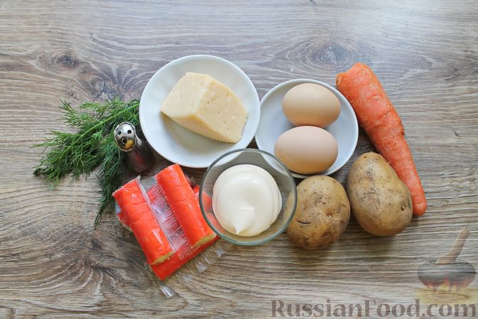Фото приготовления рецепта: Слоёный салат с крабовыми палочками, картофелем, морковью и сыром - шаг №1