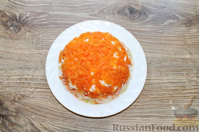 Фото приготовления рецепта: Слоёный салат с крабовыми палочками, картофелем, морковью и сыром - шаг №6