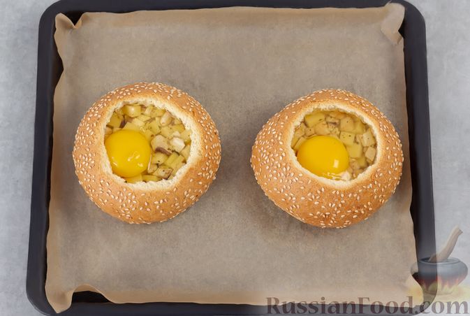 Фото приготовления рецепта: Яичница в булочке, с грибами и сыром (в духовке) - шаг №7