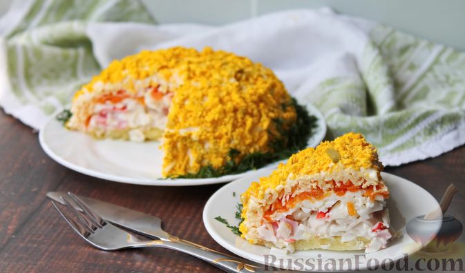 Фото к рецепту: Слоёный салат с крабовыми палочками, картофелем, морковью и сыром