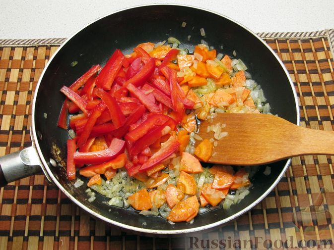 Фото приготовления рецепта: Грибной суп с вермишелью и томатным соком - шаг №4