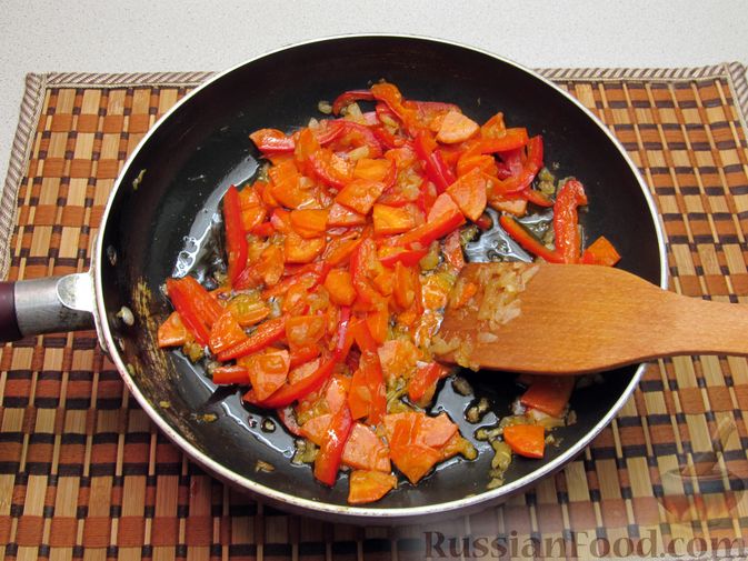 Фото приготовления рецепта: Грибной суп с вермишелью и томатным соком - шаг №5