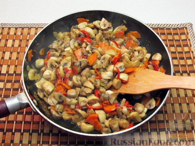 Фото приготовления рецепта: Грибной суп с вермишелью и томатным соком - шаг №7