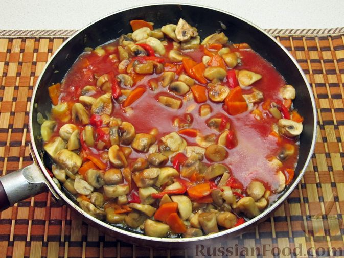 Фото приготовления рецепта: Грибной суп с вермишелью и томатным соком - шаг №8