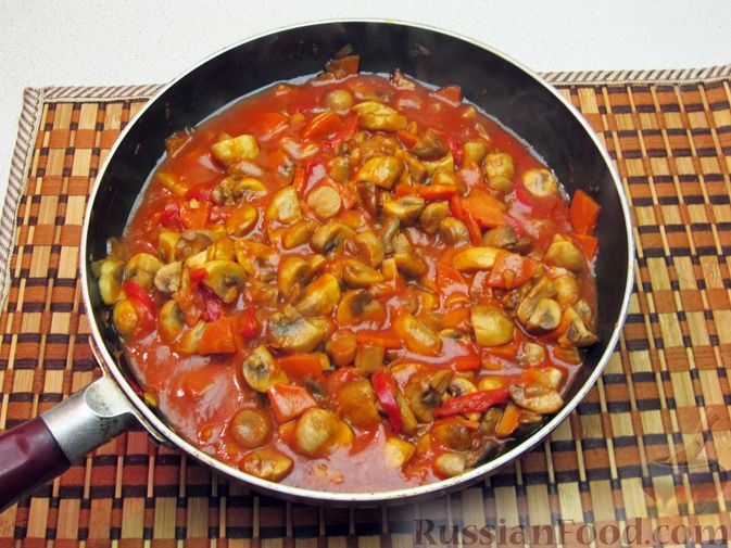 Фото приготовления рецепта: Грибной суп с вермишелью и томатным соком - шаг №9