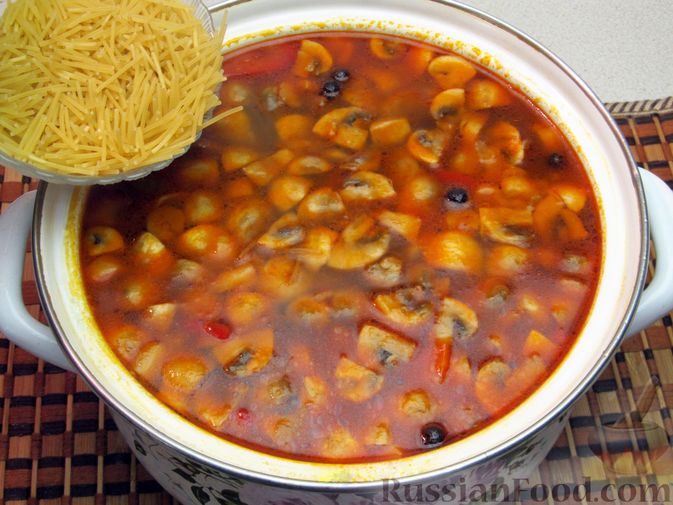 Фото приготовления рецепта: Грибной суп с вермишелью и томатным соком - шаг №13