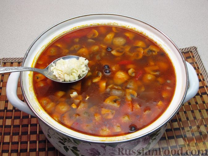 Фото приготовления рецепта: Грибной суп с вермишелью и томатным соком - шаг №14